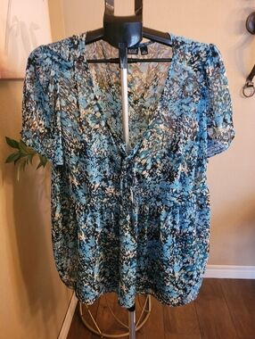 a.n.a Women's Blue and White Floral Blouse